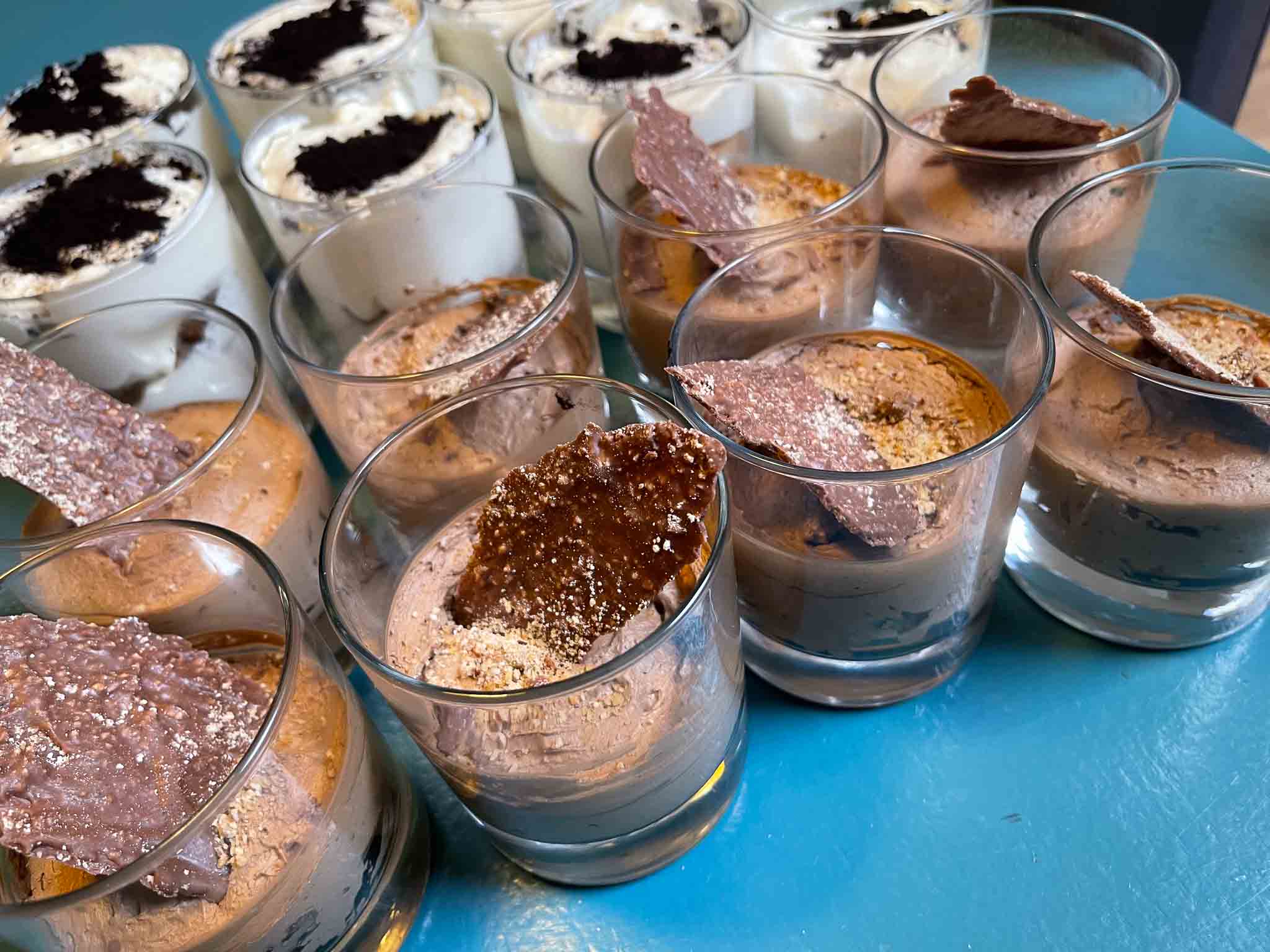 Glazen chocolade mousse en tiramisu mousse afgewerkt met een crumble van Oreo.