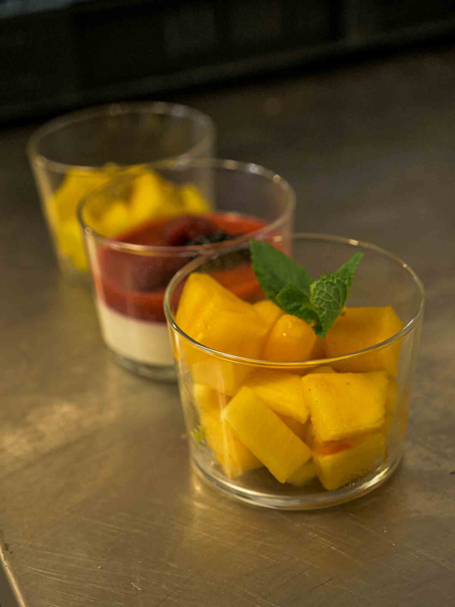 Glaasjes met mango en panna cotta