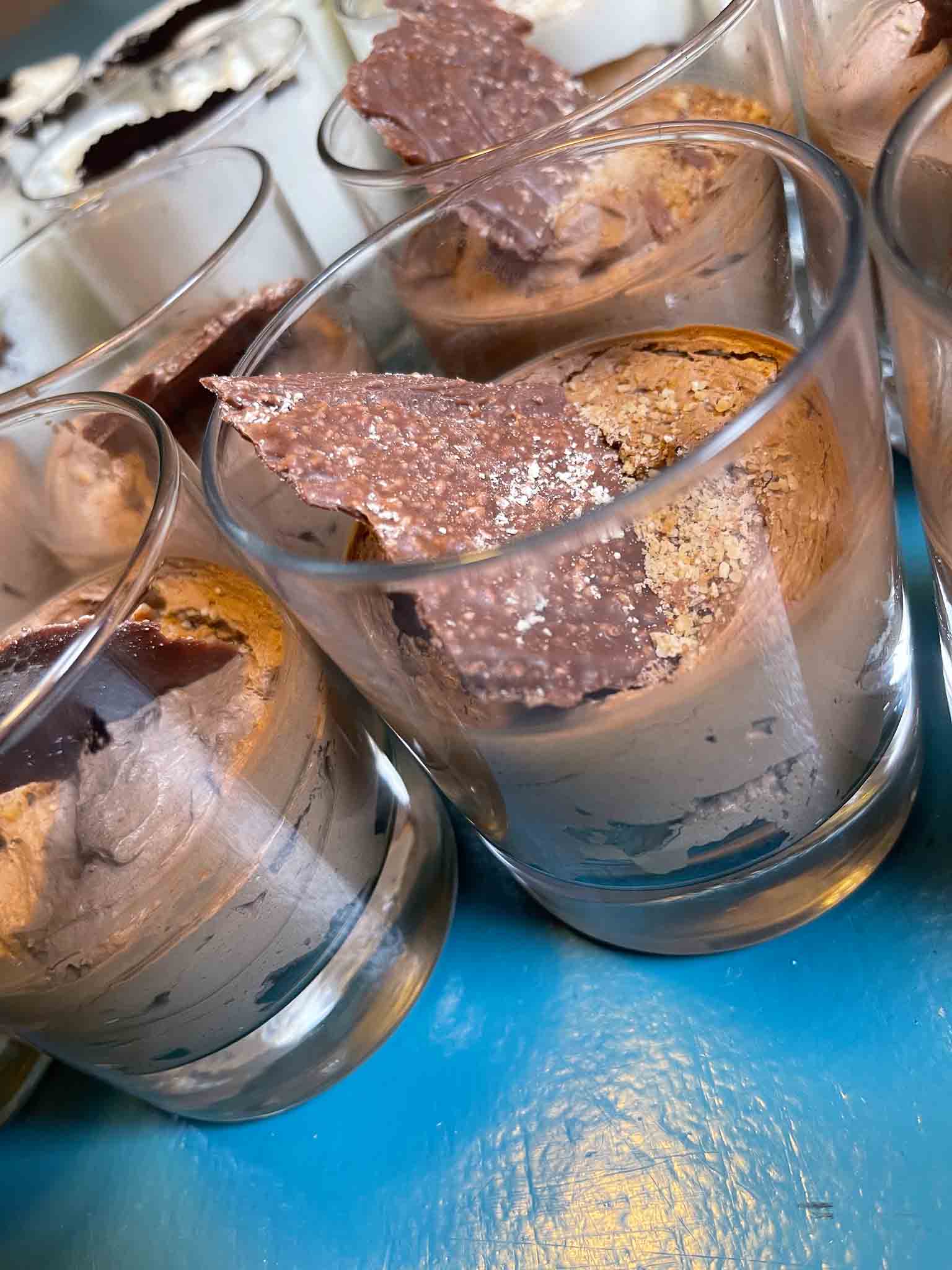 Meerdere glazen chocolade mousse.